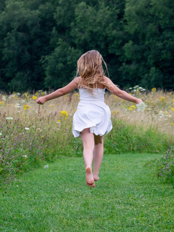 girl-flowers-600x800